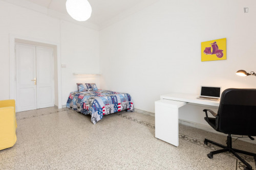 Bright double bedroom in Piaza Bologna neighbourhood