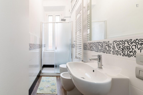 Cosy bed in a twin bedroom, close to Politecnico