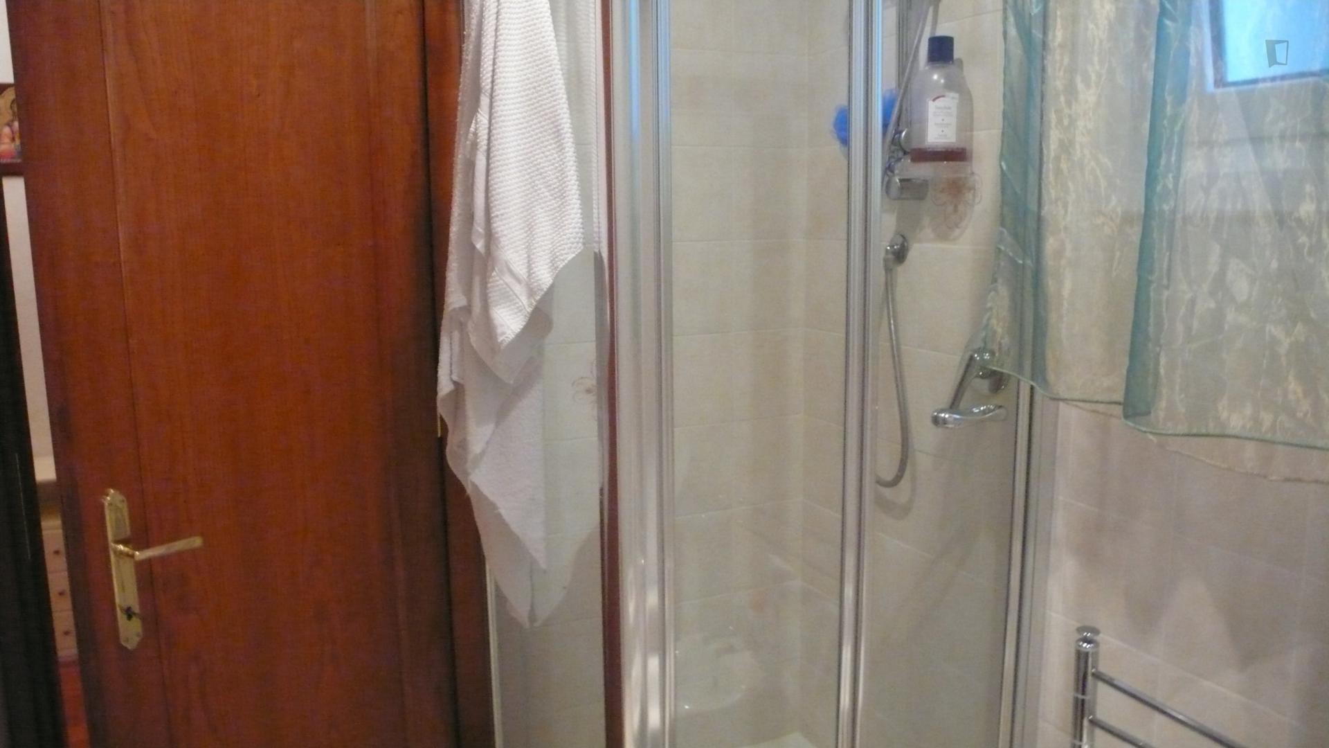 Single bedroom in 3-bedroom apartment