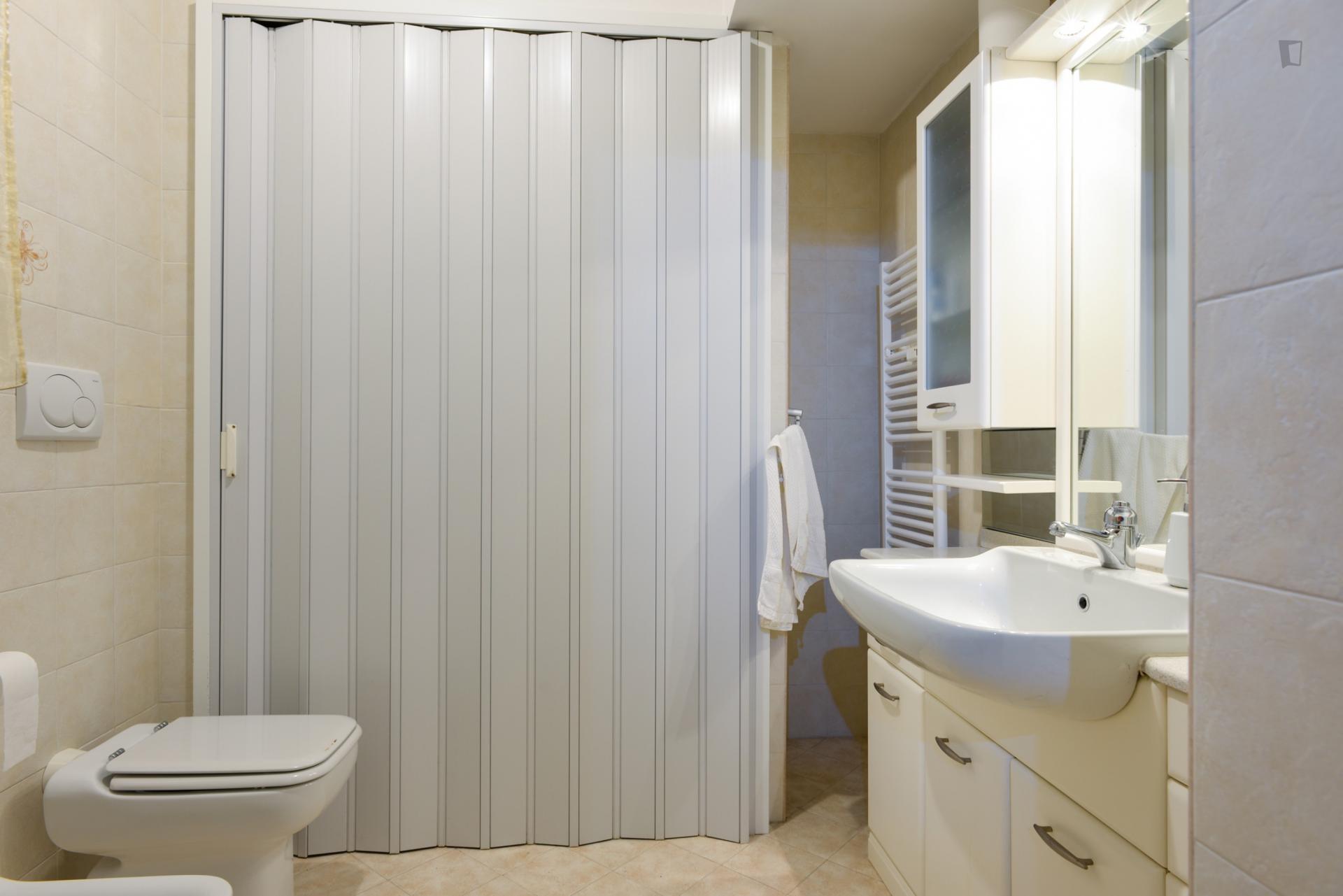 Single bedroom in 3-bedroom apartment