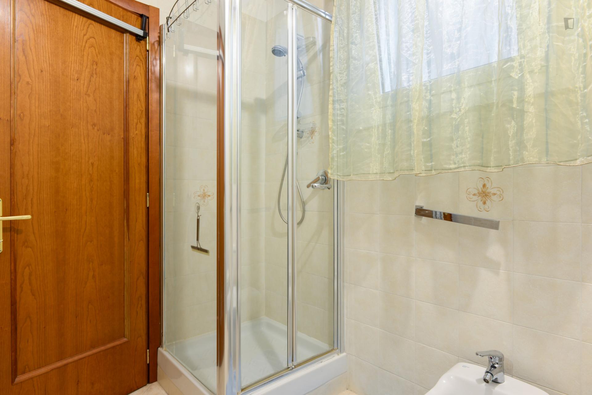 Single bedroom in 3-bedroom apartment