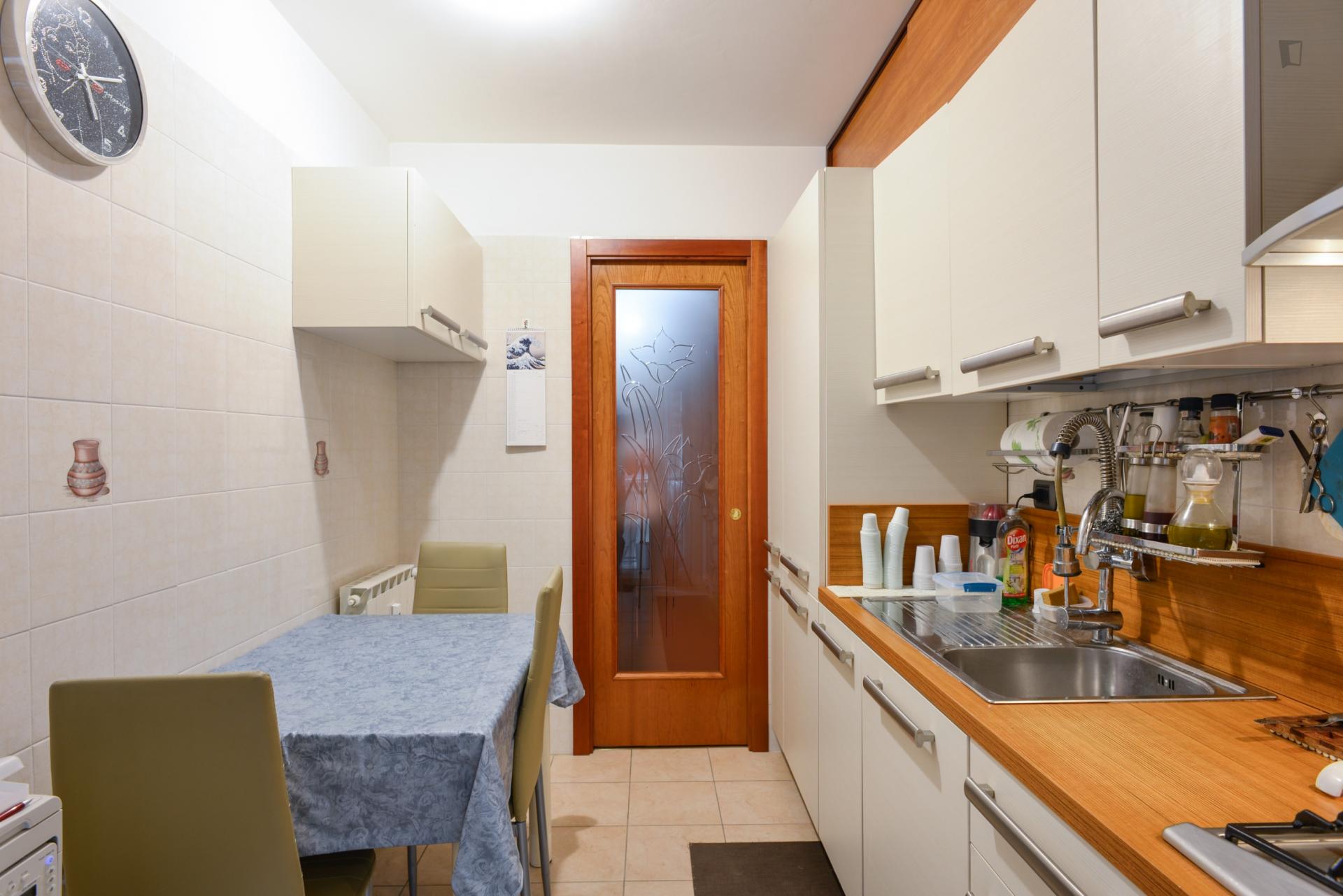 Single bedroom in 3-bedroom apartment