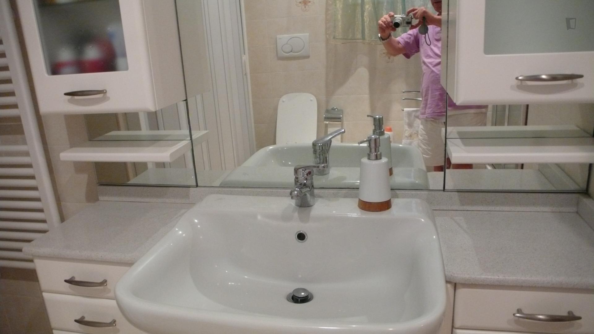 Single bedroom in 3-bedroom apartment