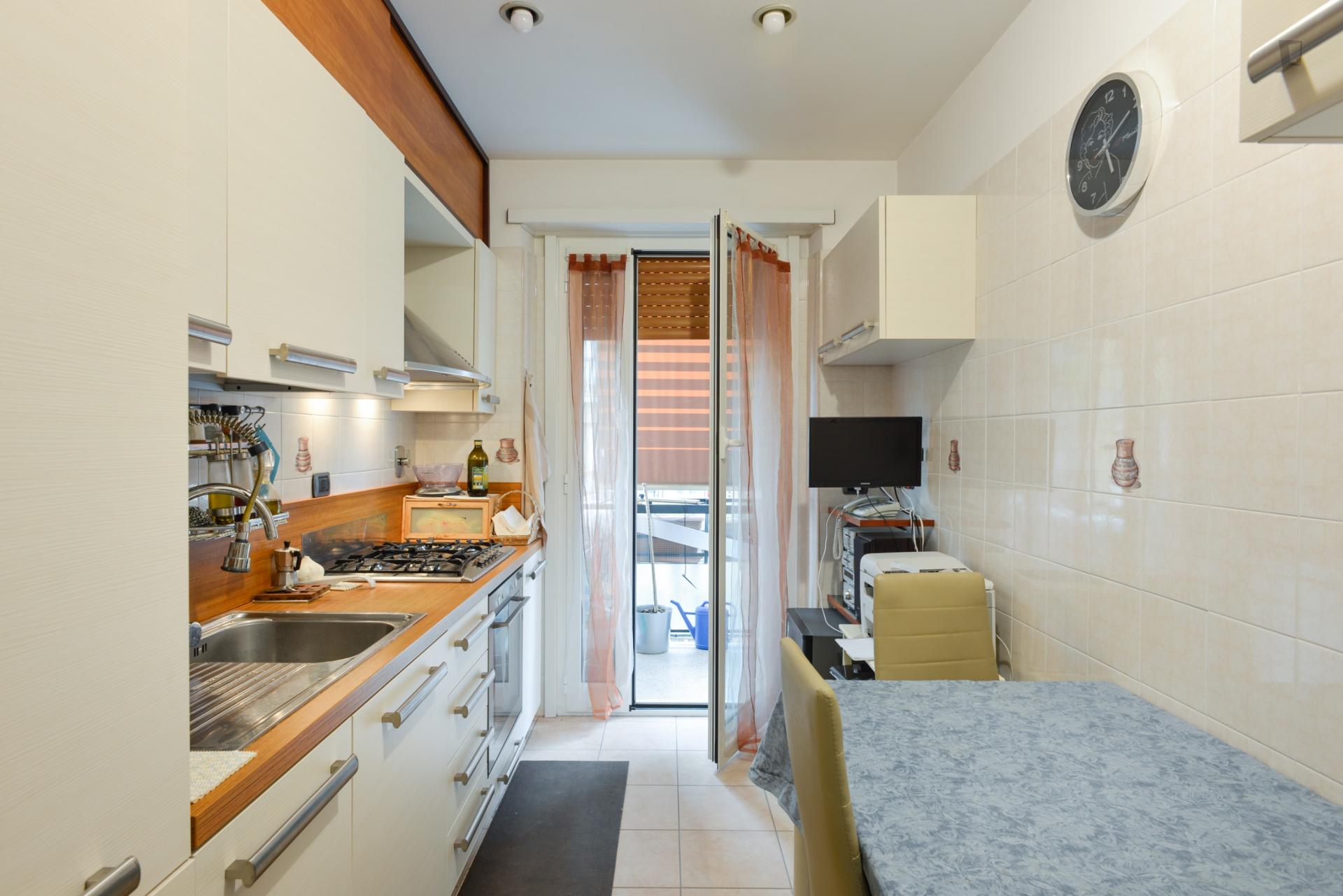 Single bedroom in 3-bedroom apartment