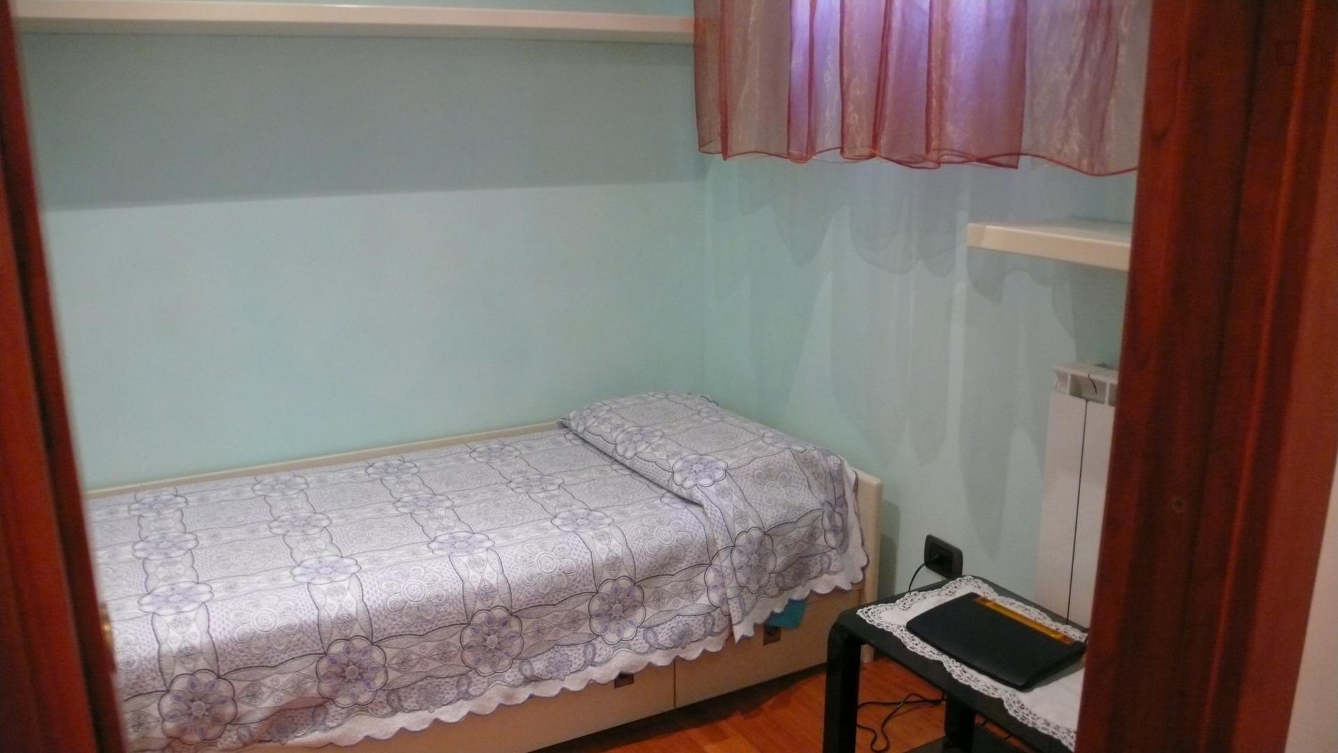 Single bedroom in 3-bedroom apartment