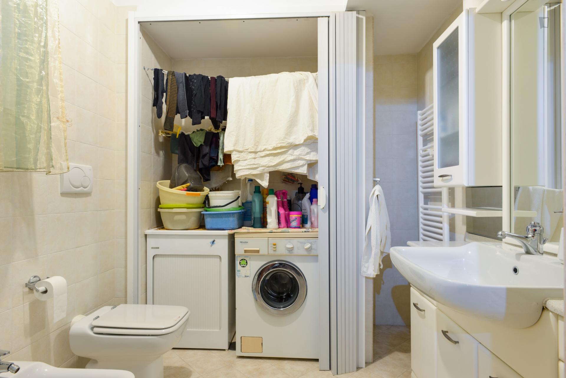 Single bedroom in 3-bedroom apartment