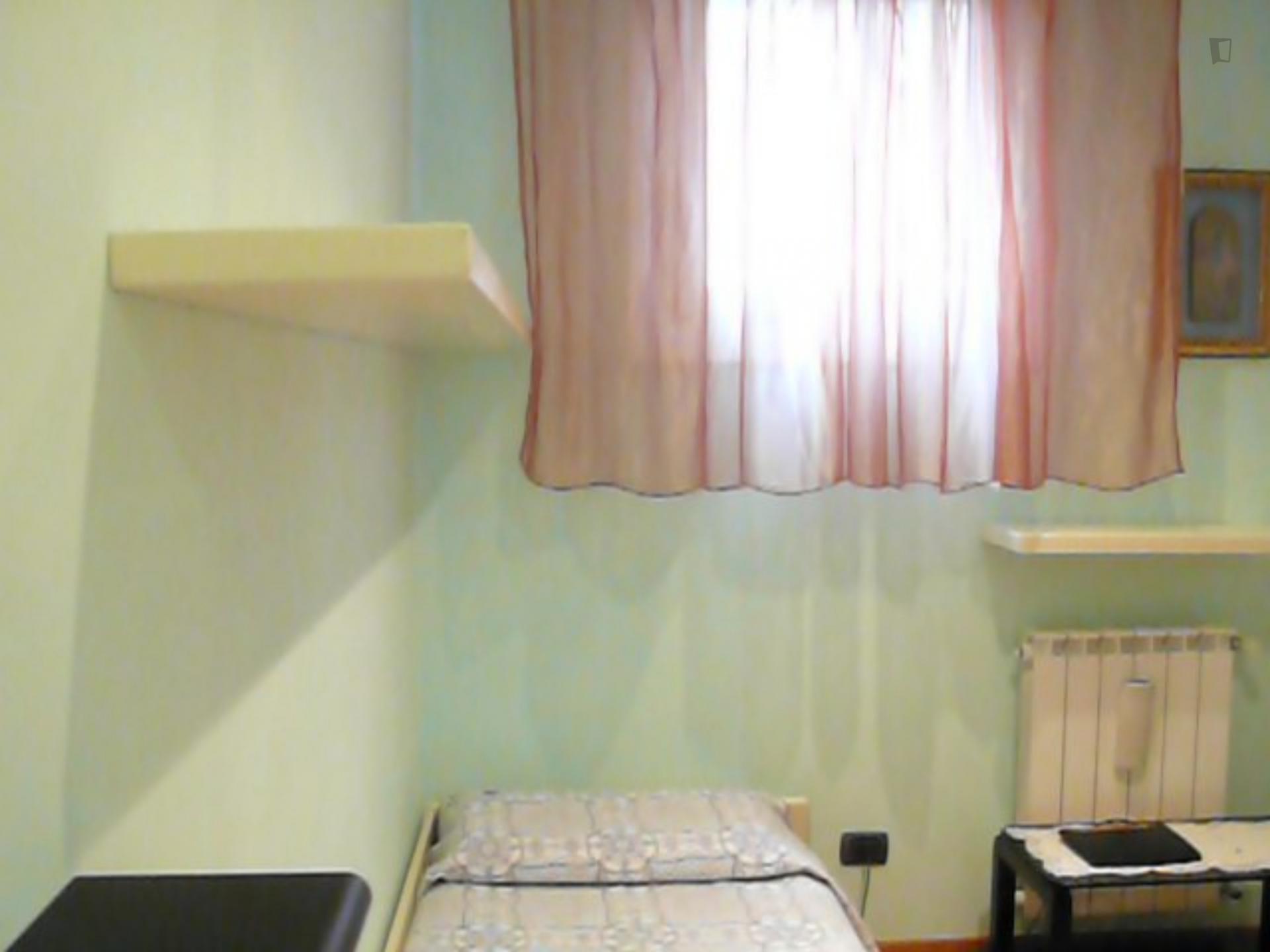 Single bedroom in 3-bedroom apartment