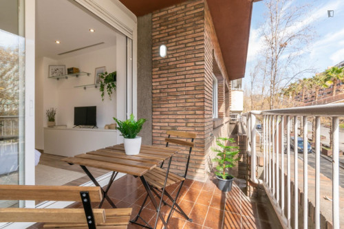 Stupendous double bedroom with a balcony, in Les Corts