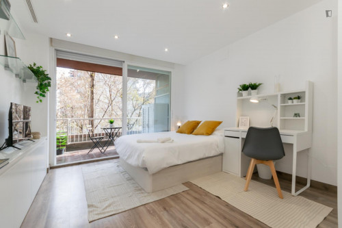 Stupendous double bedroom with a balcony, in Les Corts