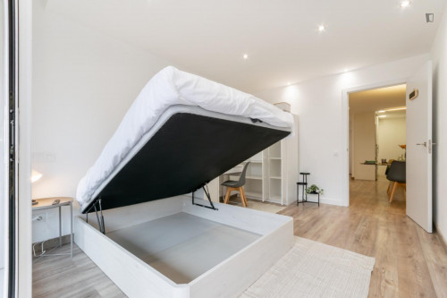 Stupendous double bedroom with a balcony, in Les Corts