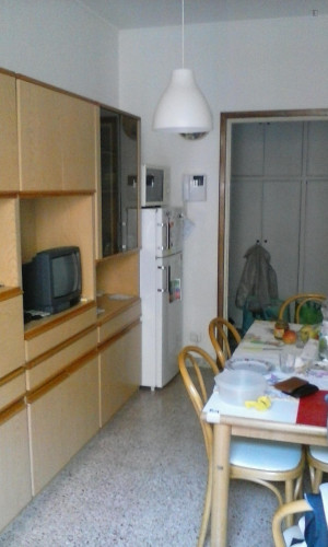 Large bedroom in a 2-bedroom apartment close to Corvetto metro station, M3 - Gallery - 3