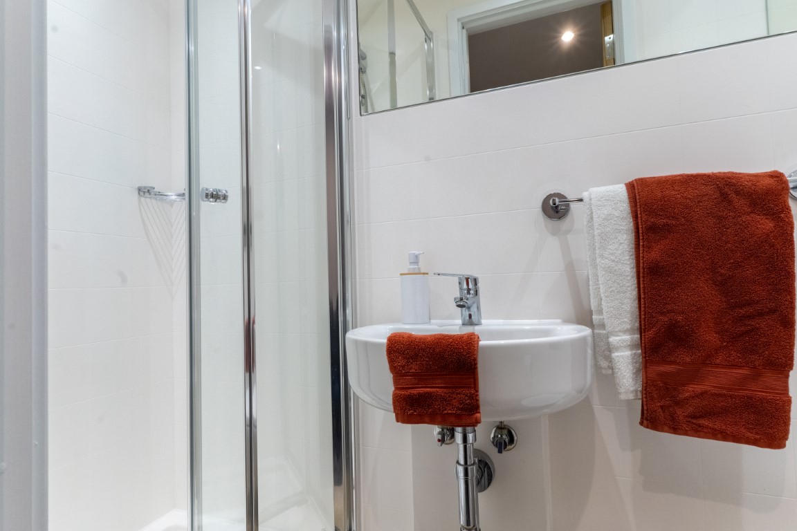 Bronze En-Suite - The Mont - Gallery - 4