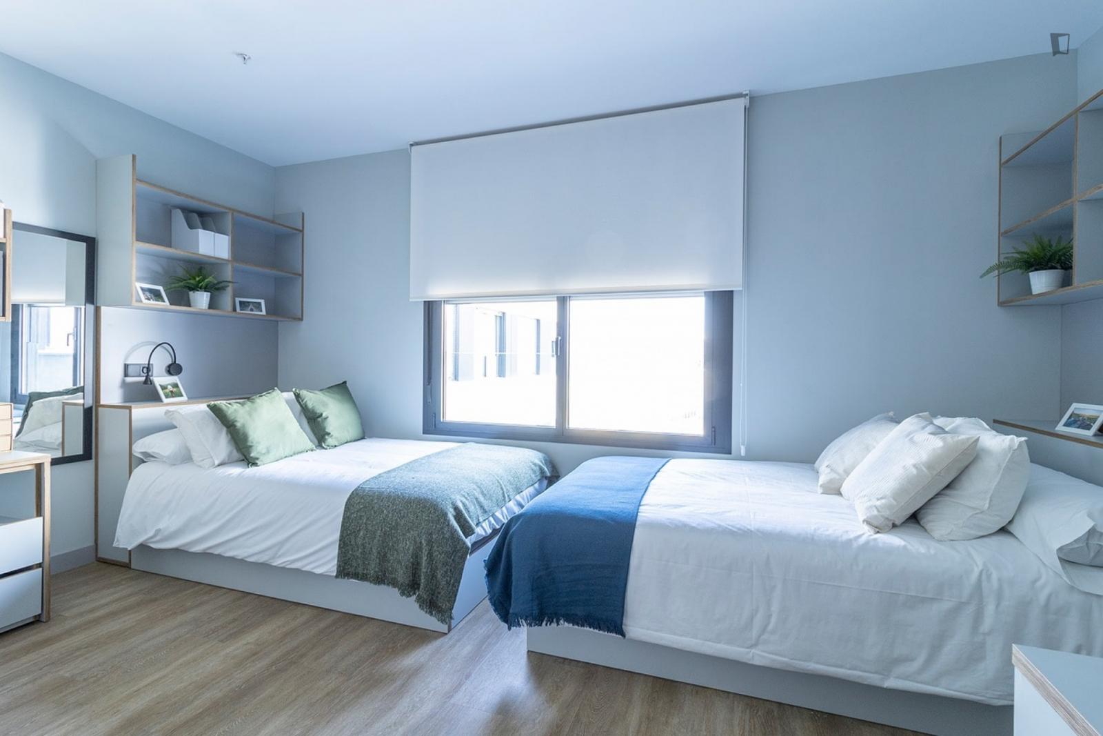 Bed In Shared Studio Not Far From Plaza De España - 1