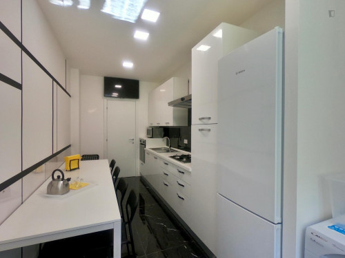Spacious double bedroom with balcony close to Pasteur metro station - Gallery - 4
