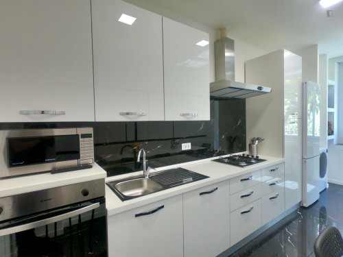 Spacious double bedroom with balcony close to Pasteur metro station - Gallery - 5