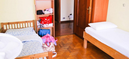 Bed in a twin bedroom, in a 3-bedroom flat near the Forlanini train station - Gallery - 3