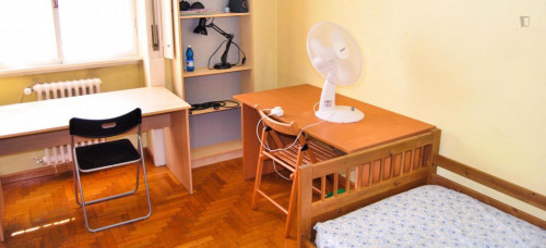 Bed in a twin bedroom, in a 3-bedroom flat near the Forlanini train station - Gallery - 2