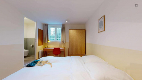 Comfy double bedroom close to Parc Stalingrad