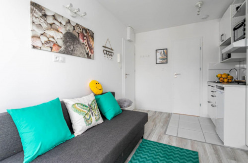 Studio with balcony, 25 minutes to Warsaw's Center, close to SWPS University