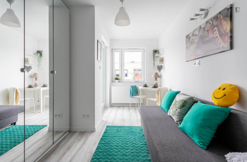 Studio with balcony, 25 minutes to Warsaw's Center, close to SWPS University