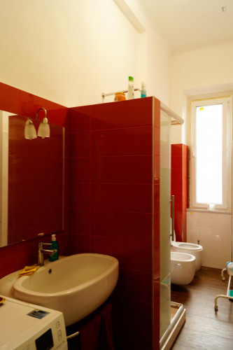 Bed in a twin bedroom, part of a 4-bedroom flat near the Colombo campus of Politecnico di Milano  - Gallery -  3