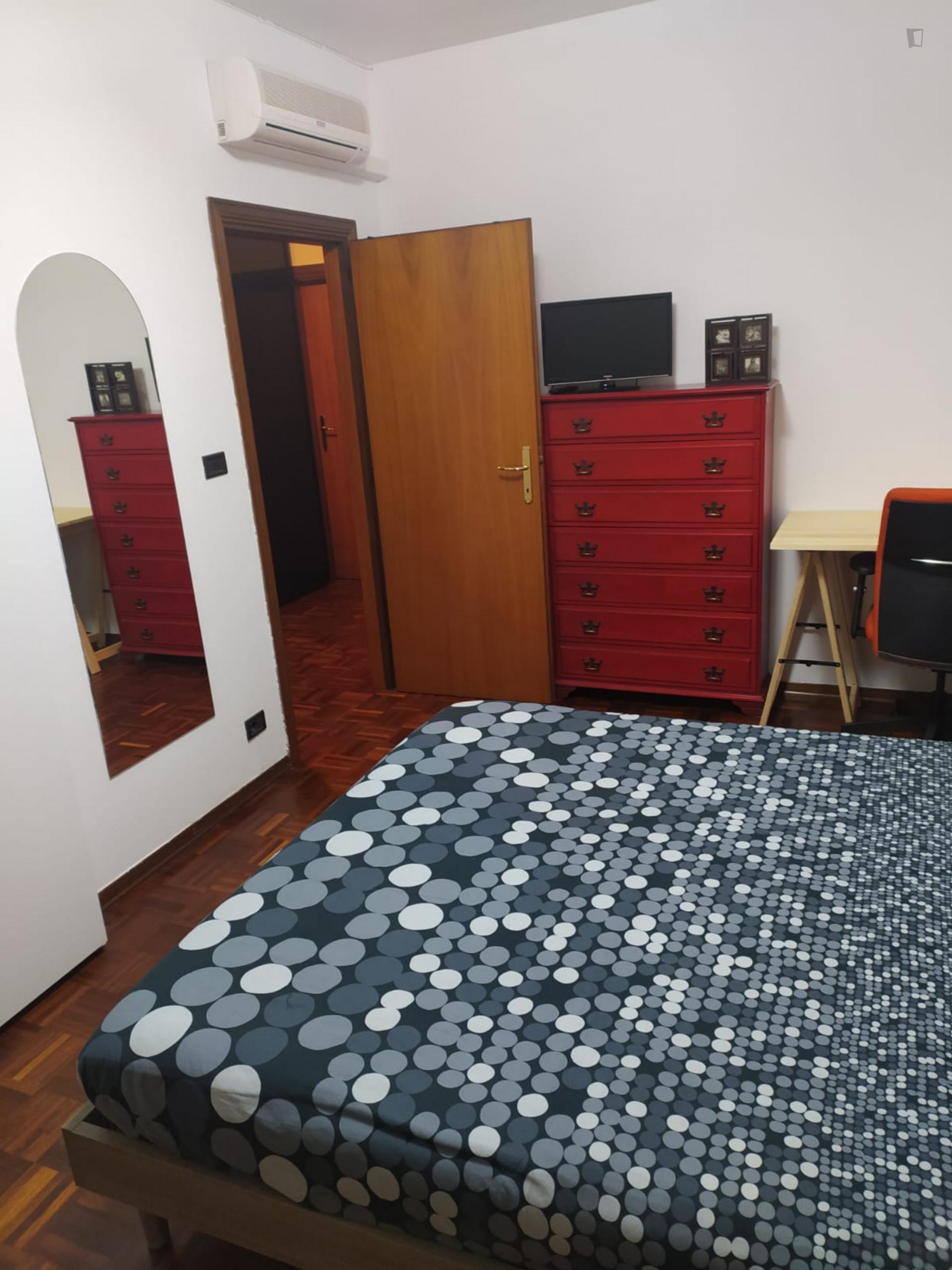 Bedroom in a shared apartment in a quiet area near Bologna
