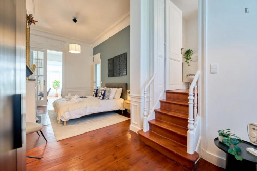 Luxurious 4-bedroom apartment near Square Marie-Louise