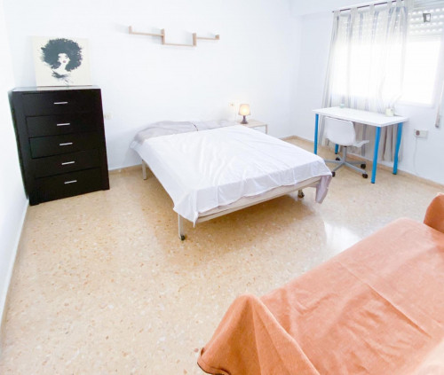 Lovely double bedroom close to the University of Valencia