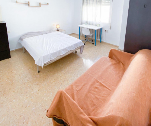 Lovely double bedroom close to the University of Valencia