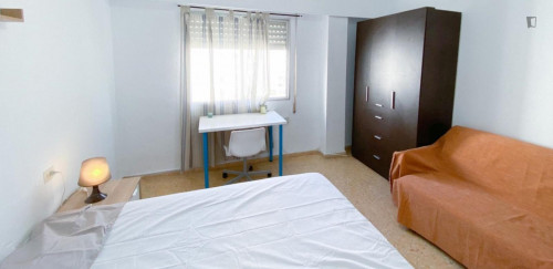 Lovely double bedroom close to the University of Valencia