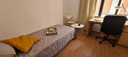 Bright single bedroom near the Colón metro