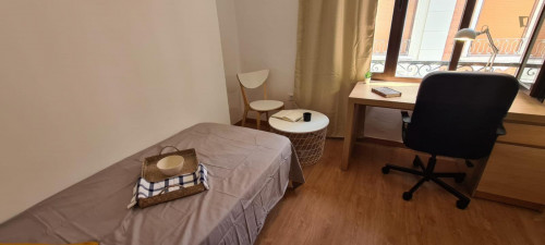 Bright single bedroom near the Colón metro