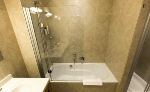 Bright 2-Bedroom apartment with terrace, near Meiser Station