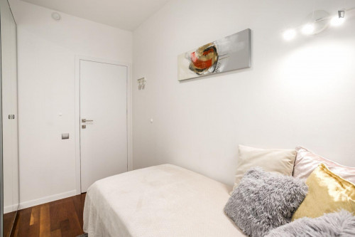 Room for girl near Metro Wilanowska subway station, close to Lazarski University