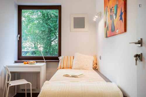 Room for girl near Metro Wilanowska, close to Lazarski University