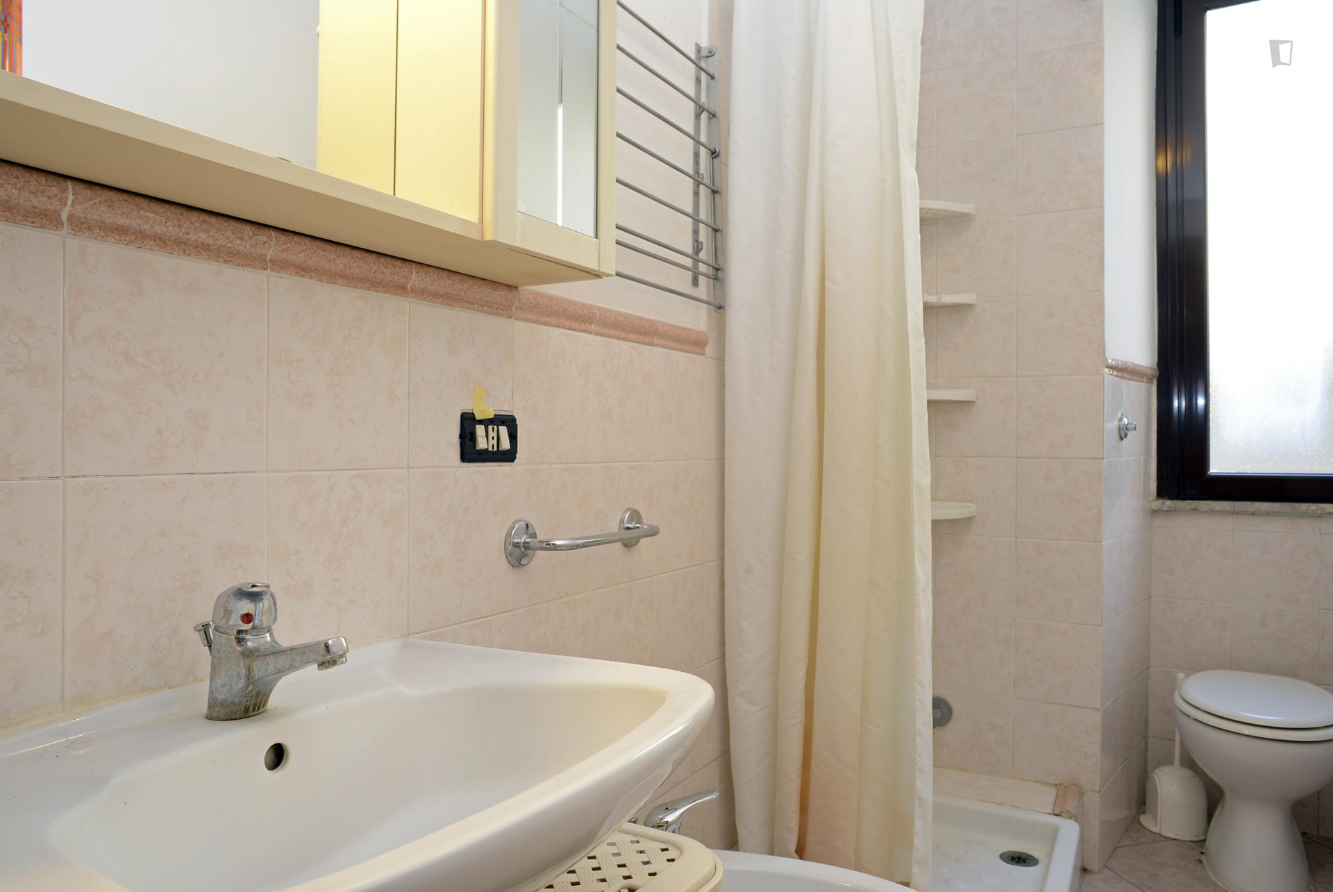 Pleasant double bedroom in proximity of Istituto Europeo di Design