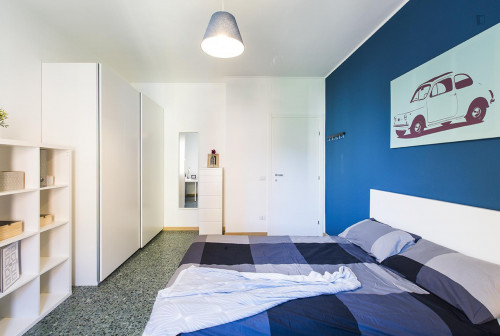 Spacious double bedroom in a 3-bedroom apartment near Parco Monte Stella