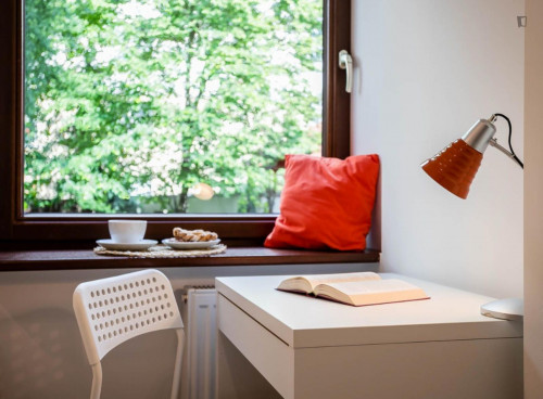 Single room for a girl near Metro Wilanowska subway, close to Lazarski Universit