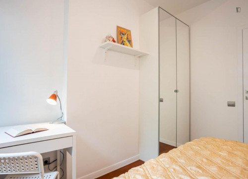 Single room for a girl near Metro Wilanowska subway, close to Lazarski Universit
