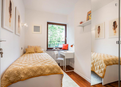 Single room for a girl near Metro Wilanowska subway, close to Lazarski Universit