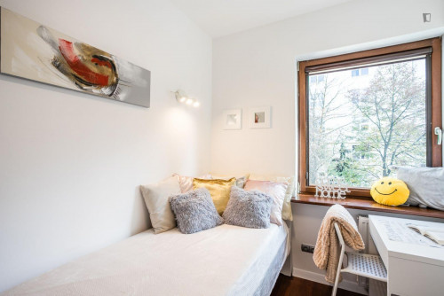 Single room for a girl near Metro Wilanowska, close to Lazarski University