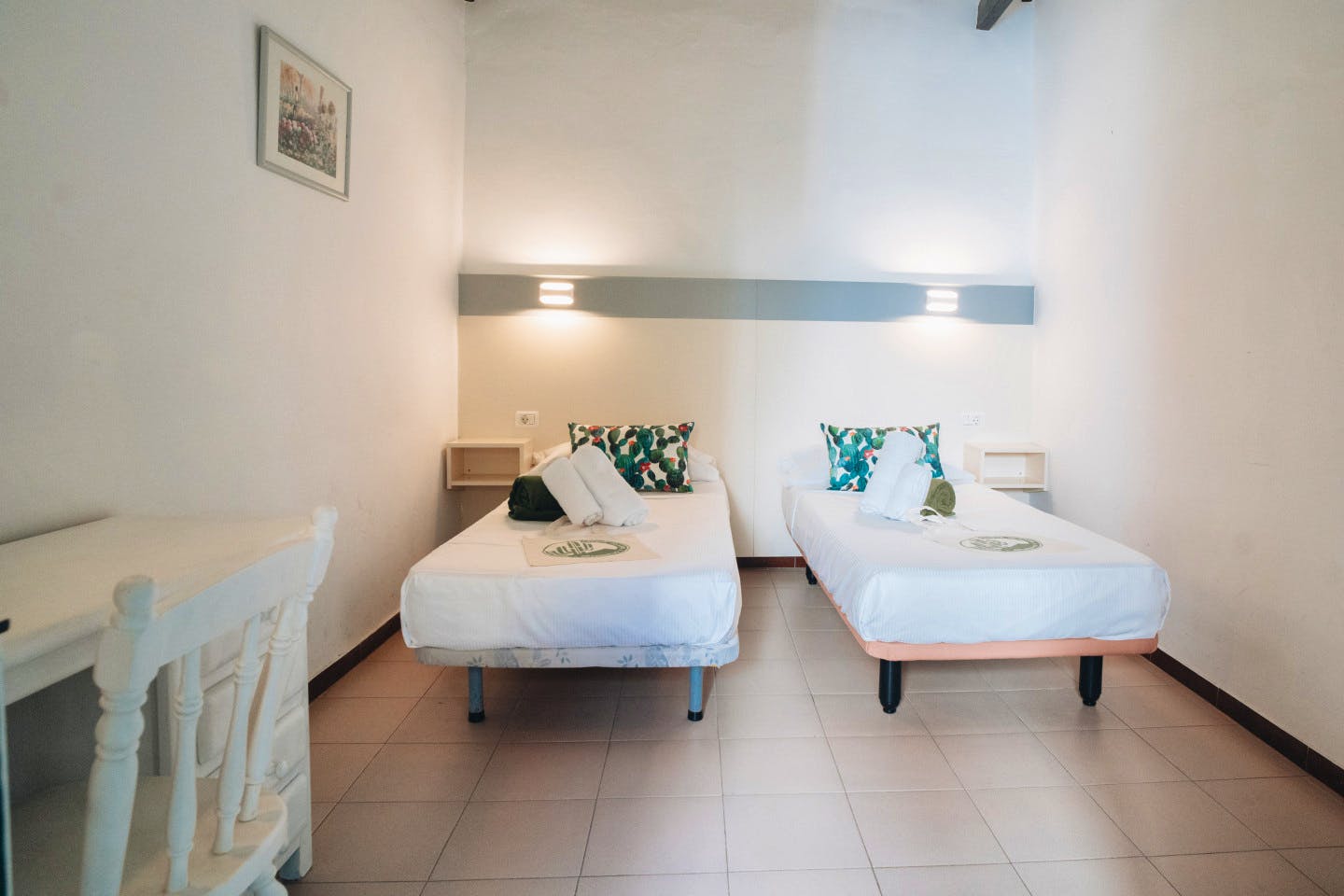 Twin Room – No Window - Sustainable Coliving and Coworking Oasis with Cultural Immersion in San Sebastian de La Gomera House - Gallery - 8
