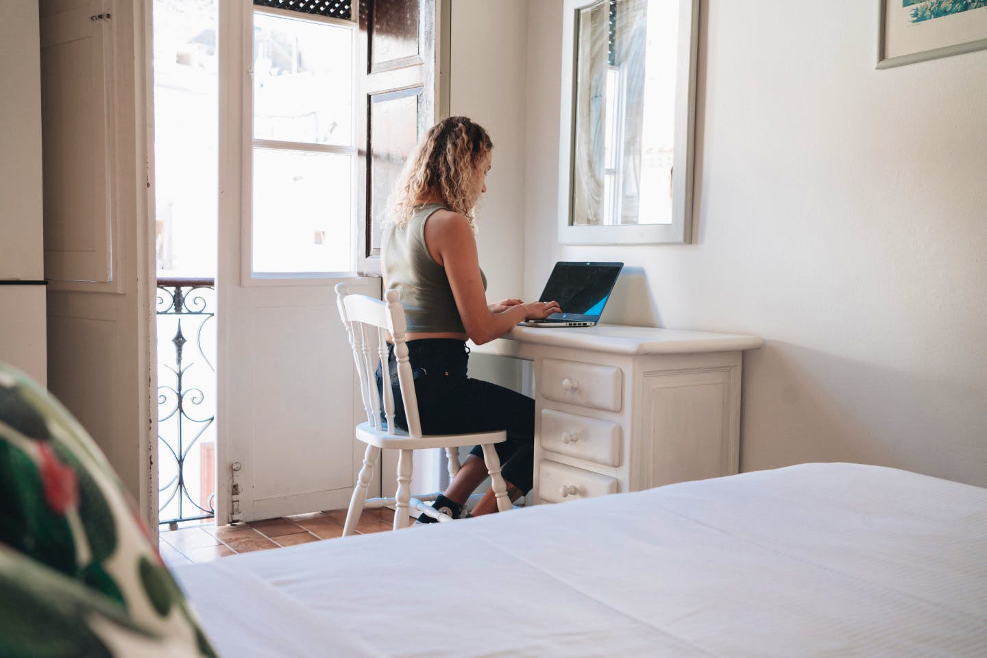 Double Room (double Bed) – Window - Sustainable Coliving and Coworking Oasis with Cultural Immersion in San Sebastian de La Gomera House - Gallery - 11
