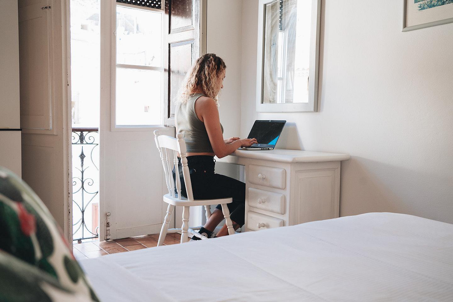 Double Room (double Bed) – Window - Sustainable Coliving and Coworking Oasis with Cultural Immersion in San Sebastian de La Gomera House - Gallery - 23