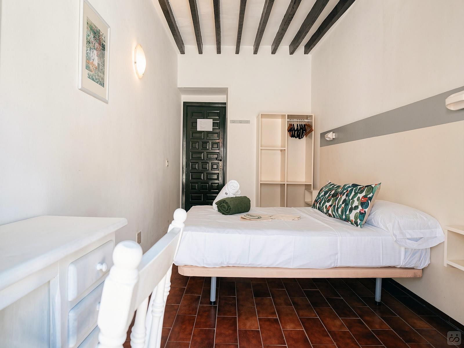 Double Room (double Bed) – Window - Sustainable Coliving and Coworking Oasis with Cultural Immersion in San Sebastian de La Gomera House - Gallery - 27