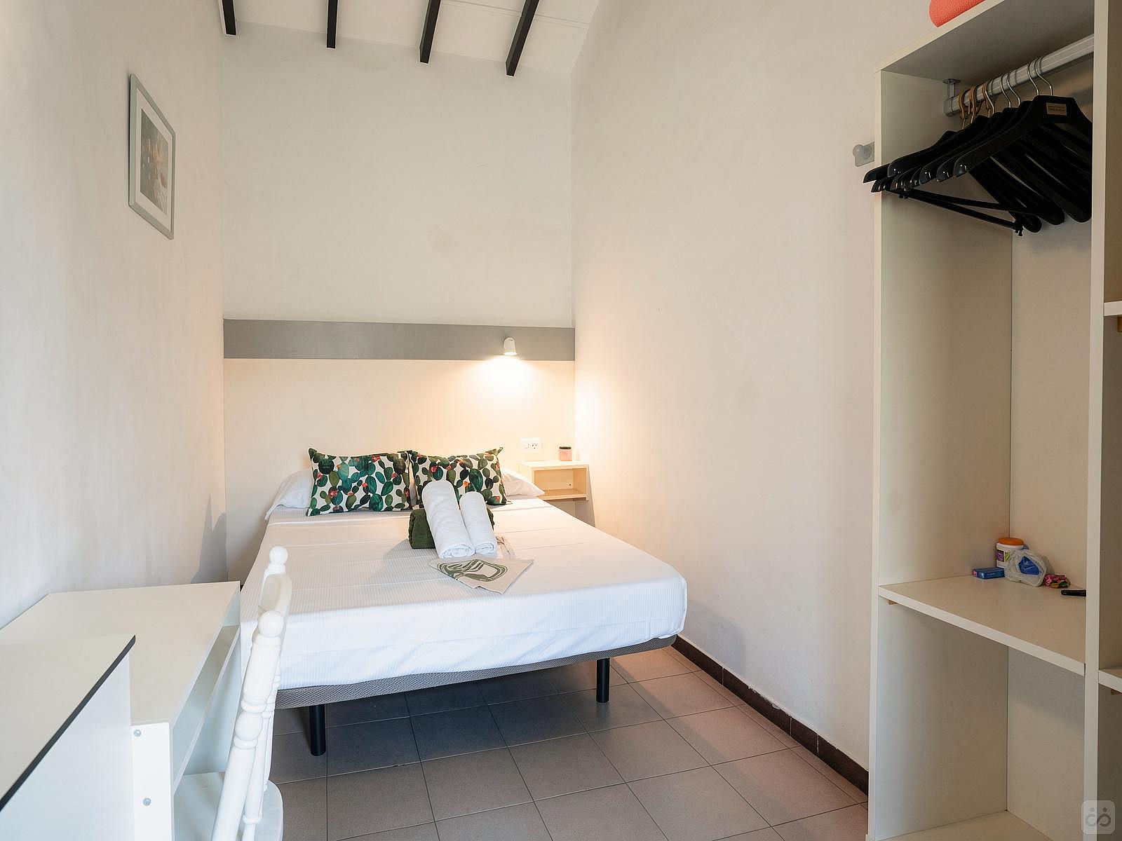 Double Room (double Bed) - No Window - Sustainable Coliving and Coworking Oasis with Cultural Immersion in San Sebastian de La Gomera House - Gallery - 13