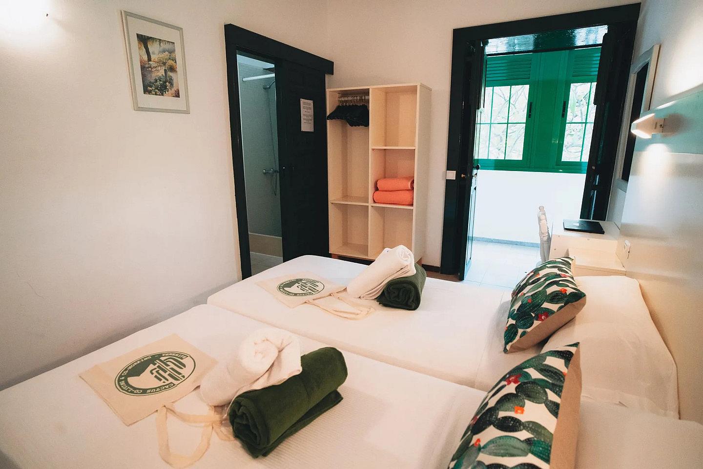 Twin Room With Private Bathroom - Sustainable Coliving and Coworking Oasis with Cultural Immersion in San Sebastian de La Gomera House - Gallery - 6