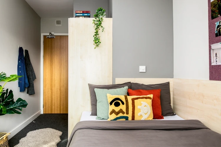  Large Standard Double En-Suite: Three Bedroom Flat  -  Phoenix Court Unite  - Gallery -  2