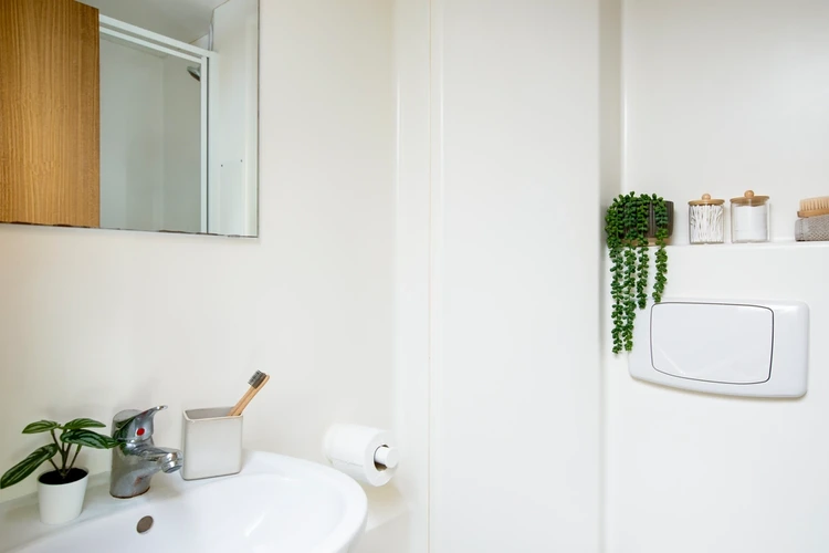  Large Standard Double En-Suite: Three Bedroom Flat  -  Phoenix Court Unite  - Gallery -  3