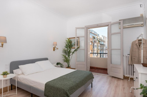 Nice double bedroom with private balcony in Eixample